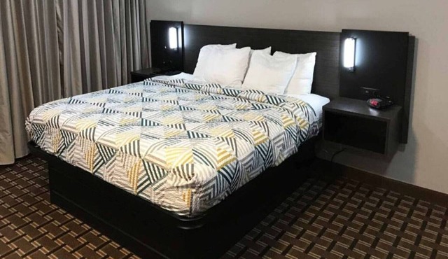 1 King Bed | Non-Smoking, Micfridge