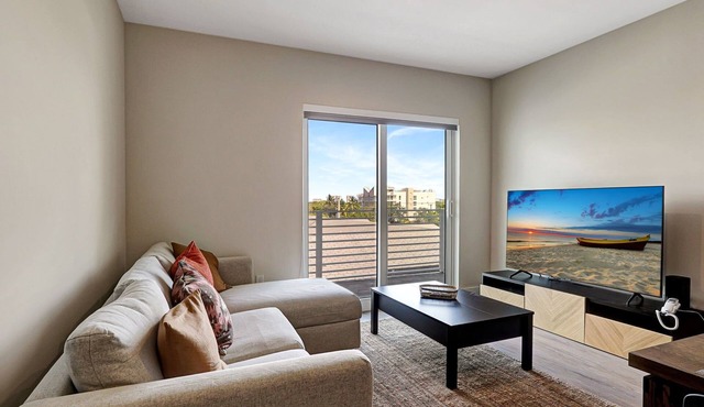 10 Min to Beach ~ King Bed ~ Smart TV
