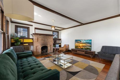 109 W Magnolia Ave