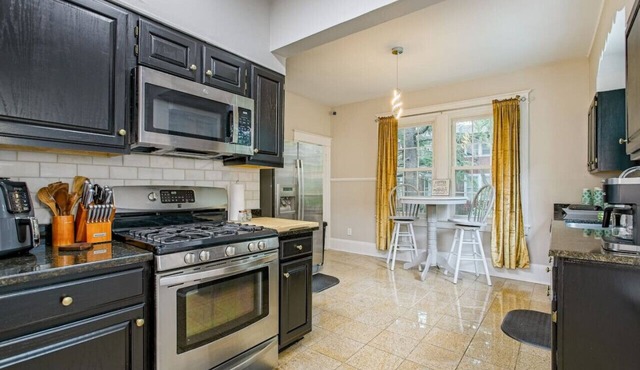 111) Massive 6 bedroom home with a Pool!