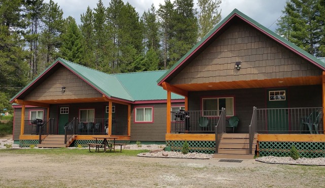 12 Minutes from Glacier National Park~ Moose Creek Cabin at Lazy Bear Lodging