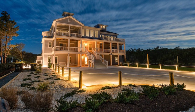 1920 - Captain's Corner - Corolla Retreat for 28 | Pool, Hot Tub & Theater
