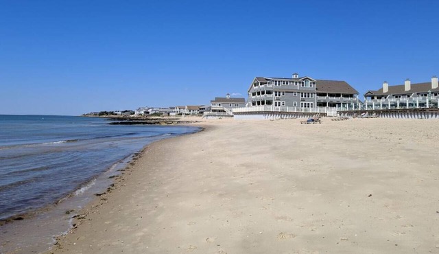 1BR in BREAKERS RESORT 100 yards from Inman beach plus 2 pools and rear deckyard