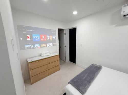 1BR near Hollywood Guitar with Private Patio