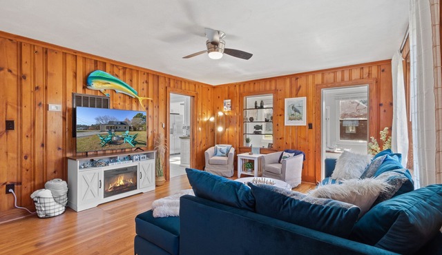 1st Floor King Bed~Fire Pit~Large Yard~Walk 2 Town