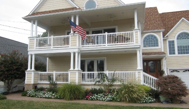 1st Flr Family Home on quiet street, short walk to beach, restaurants & shopping