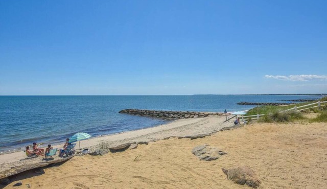 2.2 Miles to West Dennis Beach! Central AC!