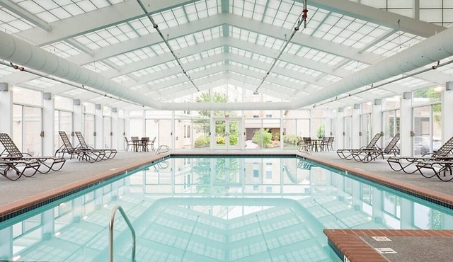 2 BDRM SLEEPS 6 PATRICK HENRY SQUARE RESORT INDOOR SALTWATER POOL, 24 HOUR GYM