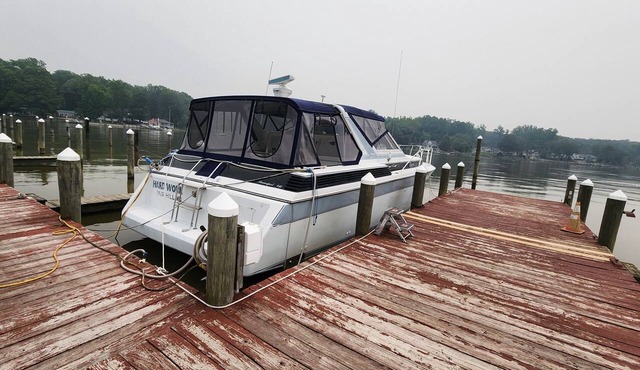 2-bedroom, 46 foot house boat it Dolphins Marina on the Elk River with AC.