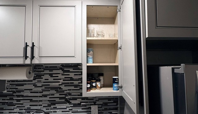 2-bedroom apartment in wonderful Hollywood with AC and comfort.