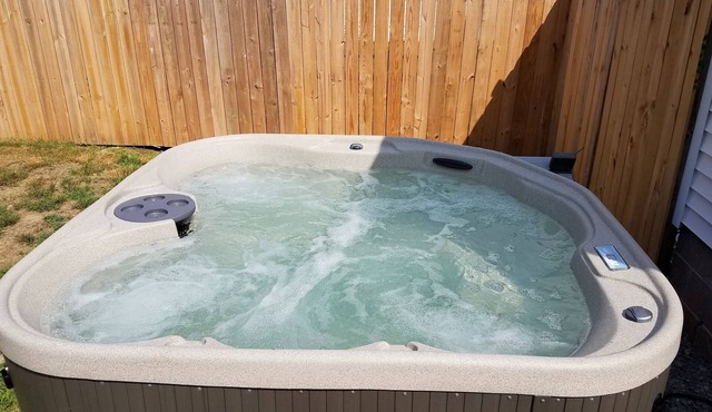 2 Bedroom , HOT TUB - DOG FRIENDLY -LGE PRIV FENCED YARD