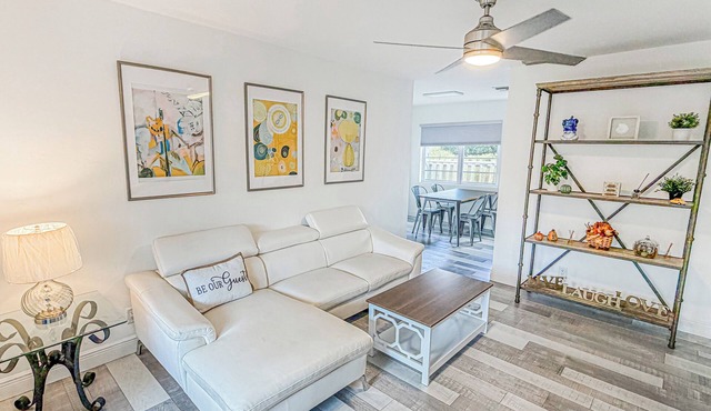 2 Bedroom Lovely, Bright & Comfy Walk to Beach - Private, Yard, Parking