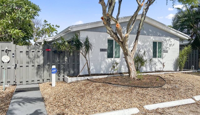 2 Bedroom Tropical & Cozy Home Near Beach: Private, Yard, Parking