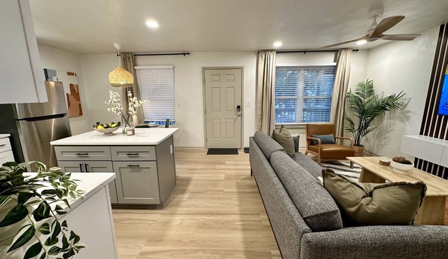 2 Bedroom w/King Beds walk to beach - top floor 7