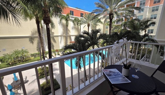 2-Br Intracoastal Courtyard-view Oasis in Lantana!
