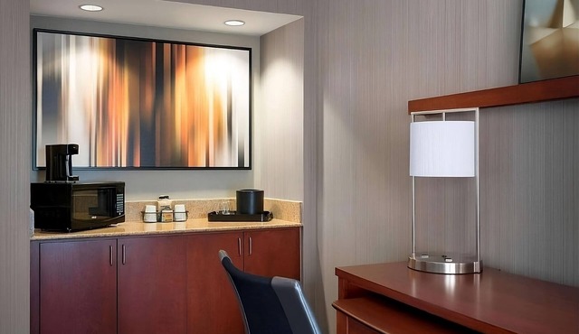 2 Classy Pet Friendly Units, Outdoor Pool, Free Parking, Near Beach!