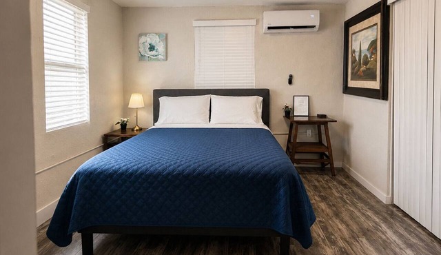 2️⃣ Cozy cabin with WiFi and AC in amazing Miami