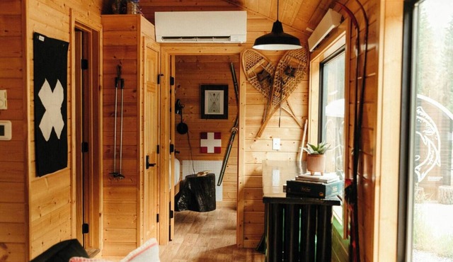 2 Deluxe Queen Bedrooms, 1 Bath with Full Kitchen and Washer/Dryer just 5 minutes from Flathead Lake and Lakeside, MT