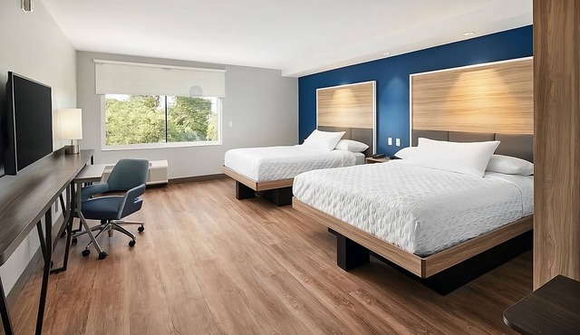 2 Gorgeous Units, Parking, Near Sheridan Square Shopping Center! Free Breakfast