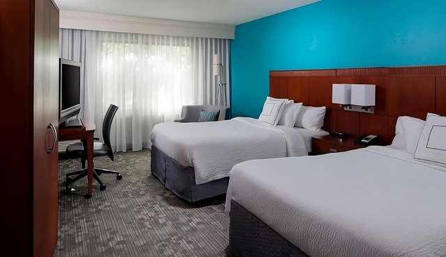 2 Inviting Suites Perfect for Families, Heated Pool & On-Site Market Convenience