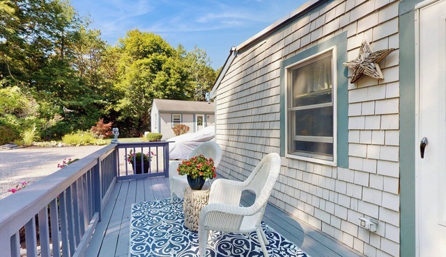 2 Mi to Dowses Beach! Couples Haven in Osterville