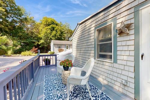 2 Mi to Dowses Beach! Couples Haven in Osterville