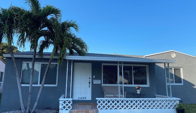 2 miles from Hollywood beach and Downtown Hollywood