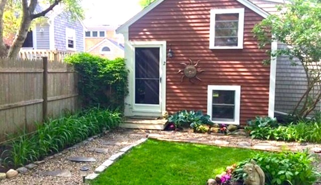2 Minute Walk to Beach Pet Friendly Romantic Cottage - A/C, fenced yard