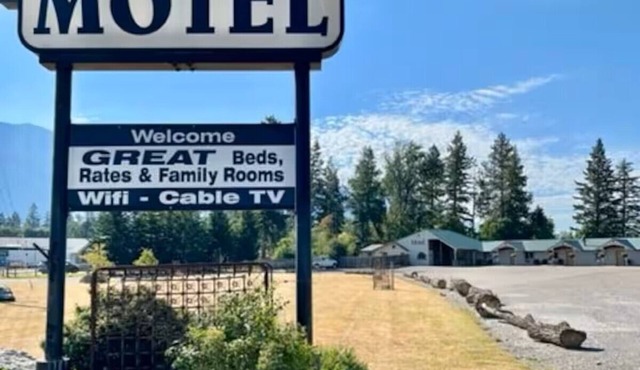 #20- ONE QUEEN BED at hotel with WiFi, AC in lovely Columbia Falls 20 mi to GNP