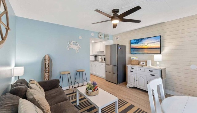 203 By The Sea: 1 Bedroom Condo with Two Heated Po