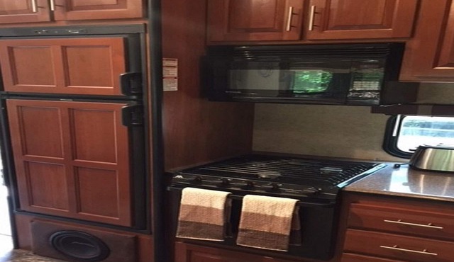 24 Fully Equipped 5TH Wheel Trailer in our treed RV Park - 9 miles from GNP