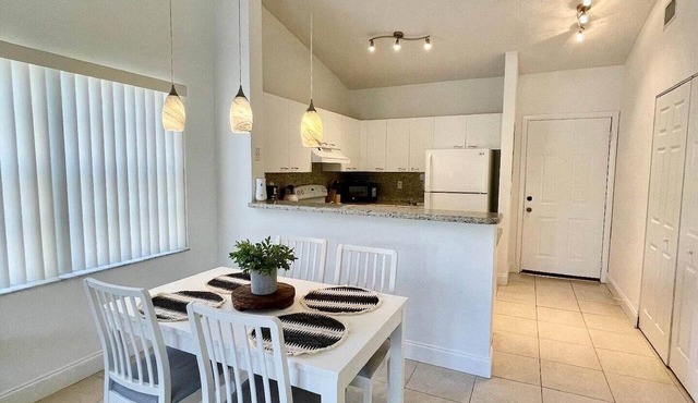 270D - Boca Retreat w/Pool, Parking, Near Evert Tennis & Shops