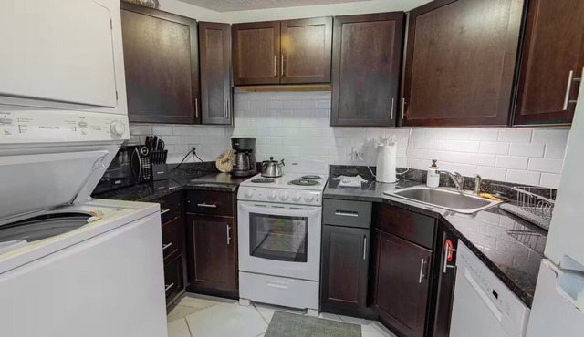 2Bed 2Bath Huge Balcony Full Kit