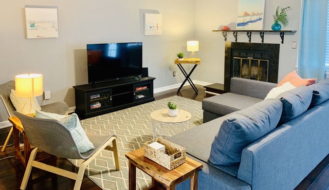 2BR/2BA beach-chic townhome, short drive to Beach!