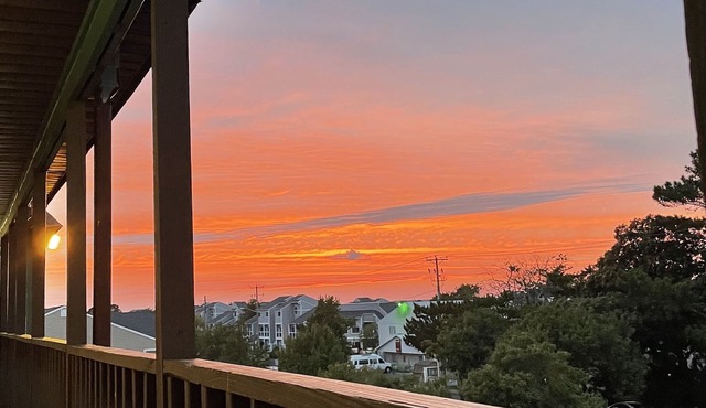 2BR 2BA condo with parking, pool, walking distance to the beach & restaurants.