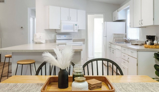 2BR 2BA Townhome w/screened porch in West OC