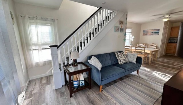 2BR Cottage 3 blocks to the beach- walking distance to everything in town