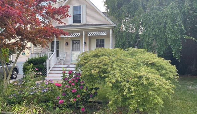 3 bdrm home with lots of space, 30 min walk through Nature Conservancy to beach