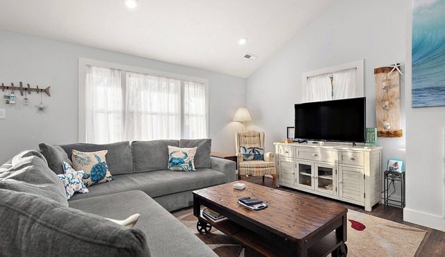 3 Bdrm House, Sleeps 8, Spacious, Outdoor