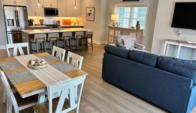 3-Bed/2.5-Bath Wildwood condo with WiFi, AC, near Beach/Boards/Bars Sleeps 10