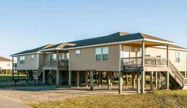 3-bedroom, 2-bathroom apartment. Walk to beach and access to REAL Watersports