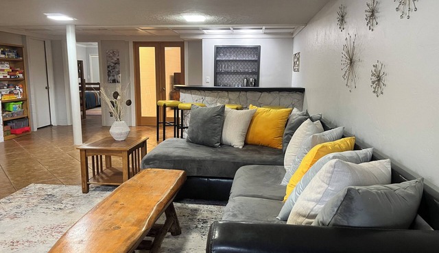 3-bedroom Guest Suite with Hot Tub in a serene neighborhood