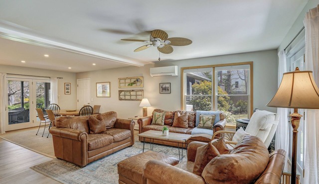 3-bedroom house in charming Oak Bluffs with WiFi, AC. Start your vacation