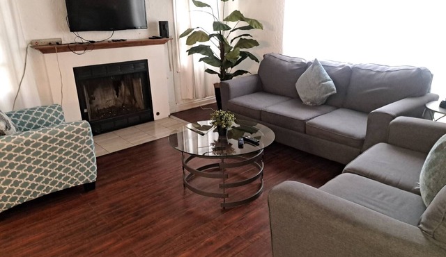 3 bedroom plus 2 baths in Beverly hills