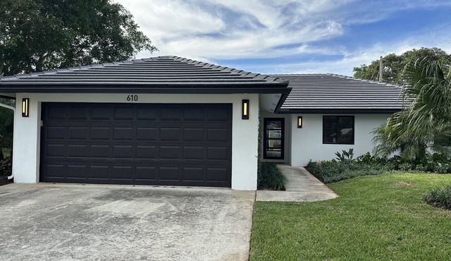 3 BR Pet-friendly House with Pool near Golf Course, downtown & beaches.