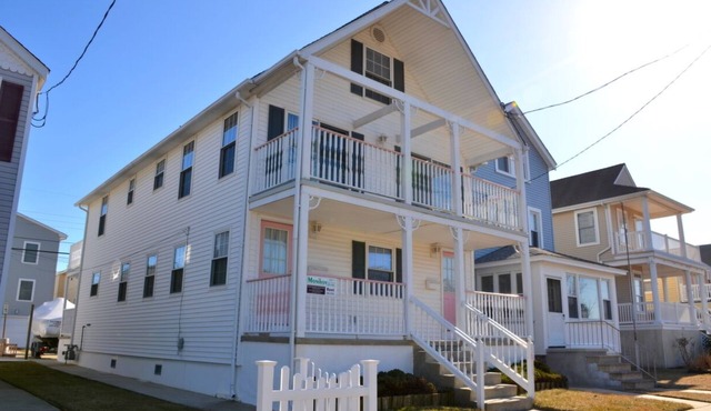 3 short blocks to the beach and boardwalk. Within a short distance to the library, stores, rides and restaurants.