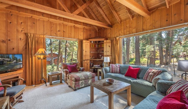 *30 NIGHT MINIMUM*Economical Cabin, Loft, Gas FP & Patio "On Huis Cabin" in Cedar Flat