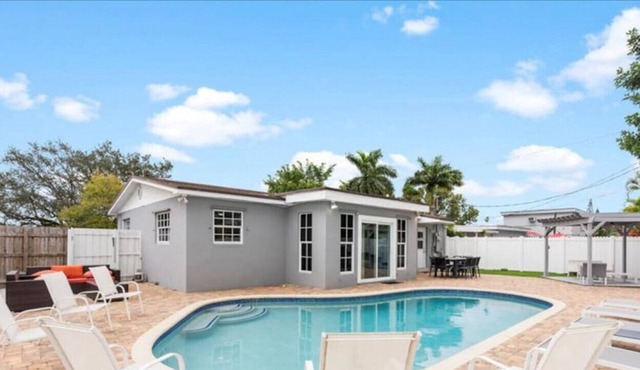 310 · Modern 3/2 -HEATED POOL. GRILL. Big BACKYARD.