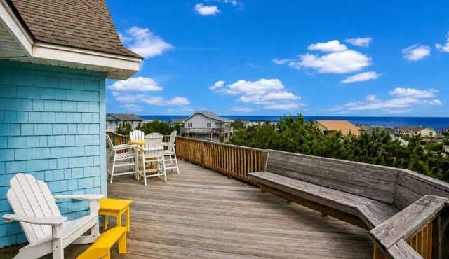 360 degree views of ocean and sound. Private Salt Water Heated pool with cabana, hot tub, gameroom!