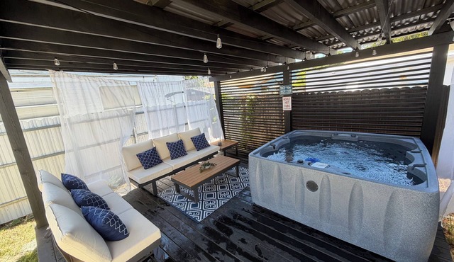 3BR, 3 BATH house NEW JACUZZI. SLEEPS 11